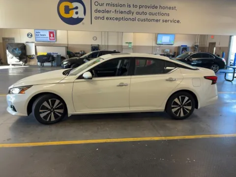 Photos of 2020 Nissan Altima 2.5 SV for sale in Fishers, IN at AutoGiant USA Fishers