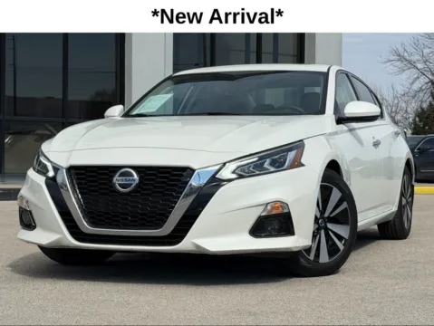 White 2020 Nissan Altima 2.5 SV for sale in Fishers, IN