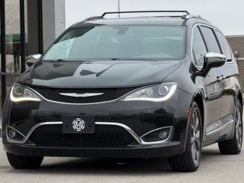 More photos of 2017 Chrysler Pacifica Limited at AutoGiant USA Fishers, IN