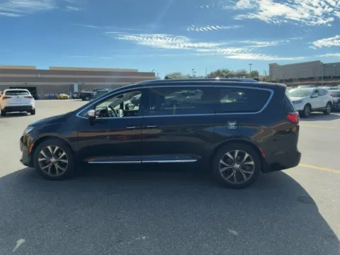 More photos of 2017 Chrysler Pacifica Limited at AutoGiant USA Fishers, IN