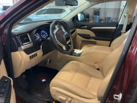 More photos of 2016 Toyota Highlander XLE V6 at AutoGiant USA Fishers, IN