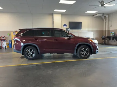 More photos of 2016 Toyota Highlander XLE V6 at AutoGiant USA Fishers, IN