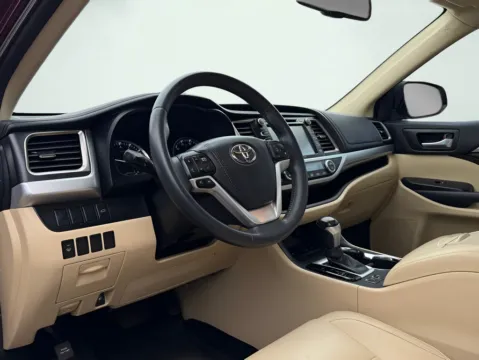 Photos of 2016 Toyota Highlander XLE V6 for sale in Fishers, IN at AutoGiant USA Fishers