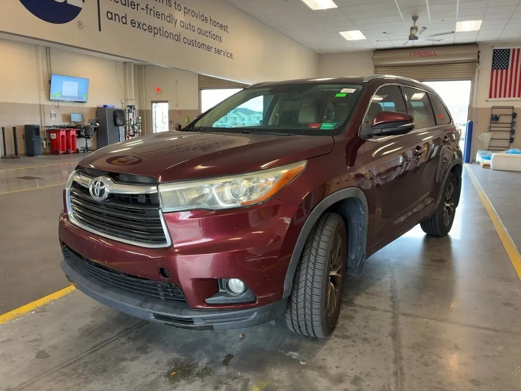 Red 2016 Toyota Highlander XLE V6 for sale in Fishers, IN
