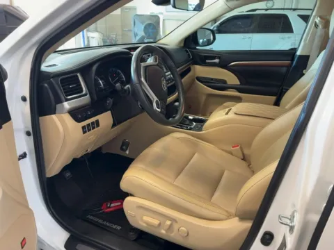 More photos of 2019 Toyota Highlander Limited Platinum at AutoGiant USA Fishers, IN