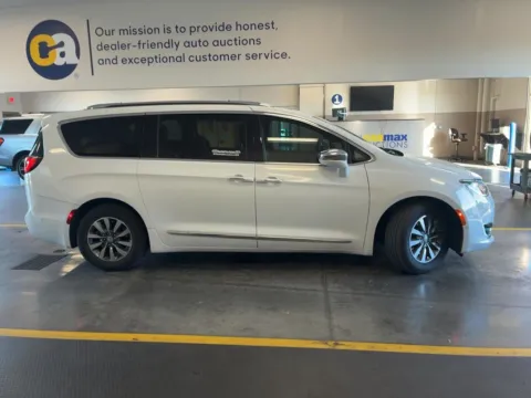 More photos of 2020 Chrysler Pacifica Hybrid Limited at AutoGiant USA Fishers, IN