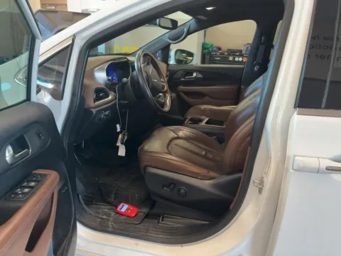 More photos of 2020 Chrysler Pacifica Hybrid Limited at AutoGiant USA Fishers, IN