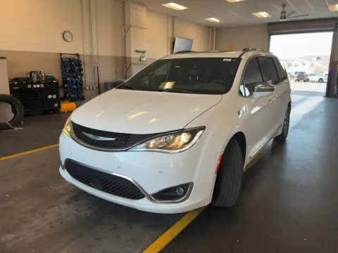 White 2020 Chrysler Pacifica Hybrid Limited for sale in Fishers, IN