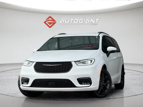 White 2023 Chrysler Pacifica Touring L for sale in Fishers, IN