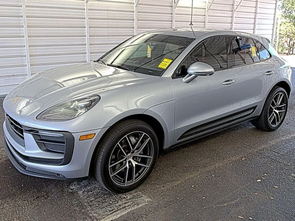 2022 Porsche Macan -'s photo