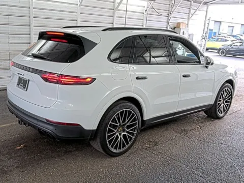 More photos of 2021 Porsche Cayenne S at AutoGiant USA Fishers, IN