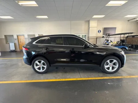 More photos of 2019 Jaguar F-PACE 25t Premium at AutoGiant USA Fishers, IN