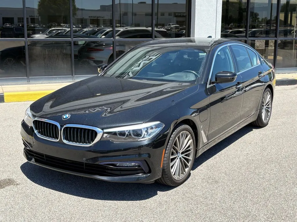 2018 BMW 5 Series 530e xDrive iPerformance Sedan's photo