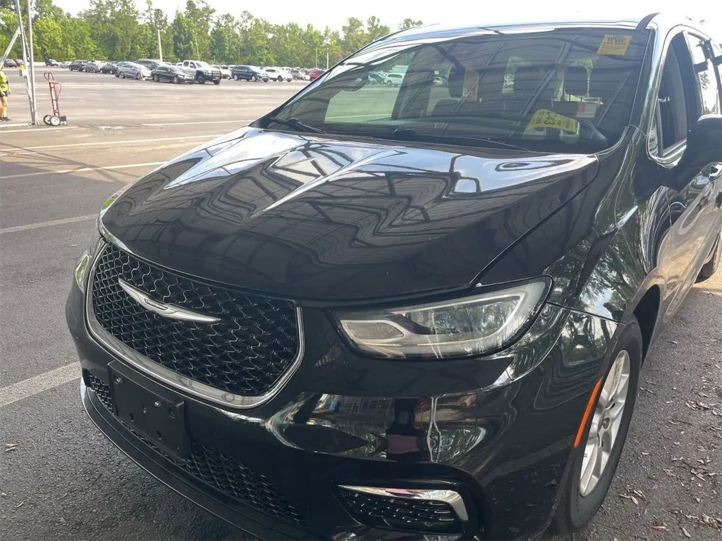 Black 2023 Chrysler Pacifica Touring L for sale in Indianapolis, IN