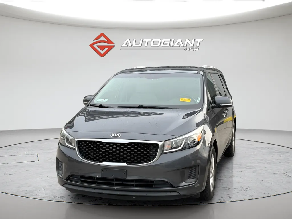 2016 Kia Sedona LX's photo