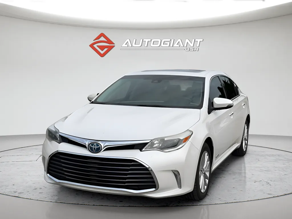 White 2018 Toyota Avalon Hybrid Limited for sale in Fishers, IN