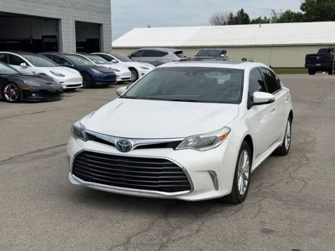 White 2018 Toyota Avalon Hybrid Limited for sale in Fishers, IN