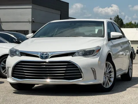 White 2018 Toyota Avalon Hybrid Limited for sale in Fishers, IN