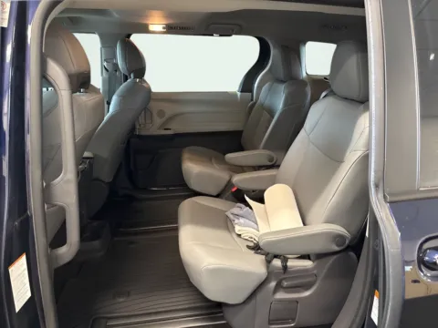More photos of 2021 Toyota Sienna XLE at AutoGiant USA Fishers, IN
