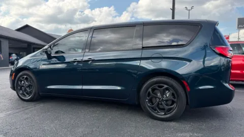 More photos of 2022 Chrysler Pacifica Hybrid Touring L at AutoGiant USA Fishers, IN