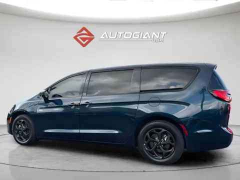 More photos of 2022 Chrysler Pacifica Hybrid Touring L at AutoGiant USA Fishers, IN