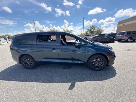 More photos of 2022 Chrysler Pacifica Hybrid Touring L at AutoGiant USA Fishers, IN
