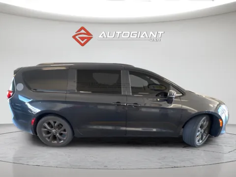 More photos of 2018 Chrysler Pacifica Limited at AutoGiant USA Fishers, IN