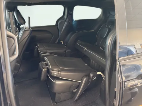 More photos of 2018 Chrysler Pacifica Limited at AutoGiant USA Fishers, IN