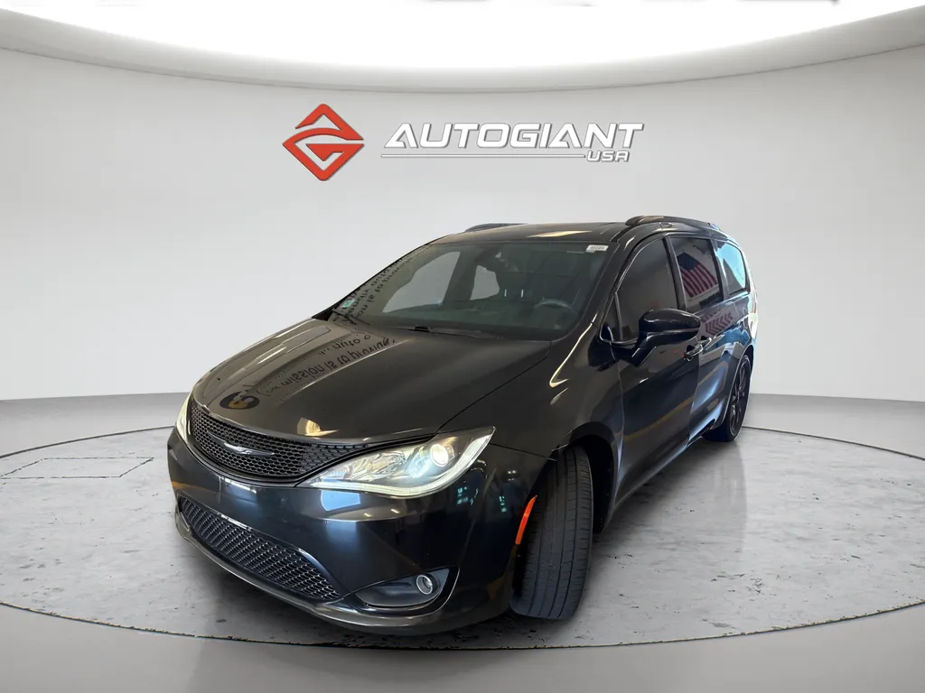 Black 2018 Chrysler Pacifica Limited for sale in Fishers, IN