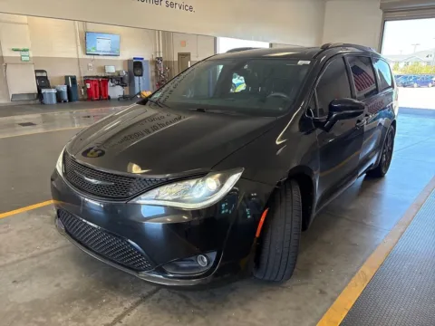 Black 2018 Chrysler Pacifica Limited for sale in Fishers, IN