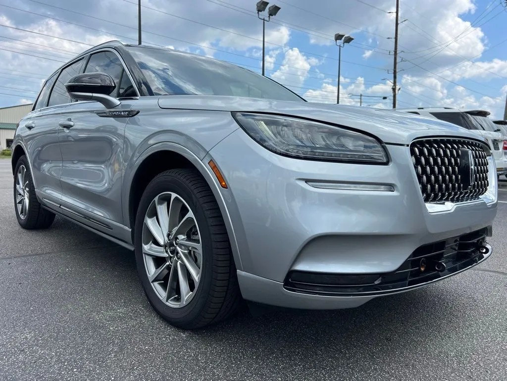 2021 Lincoln Corsair Grand Touring photo 3