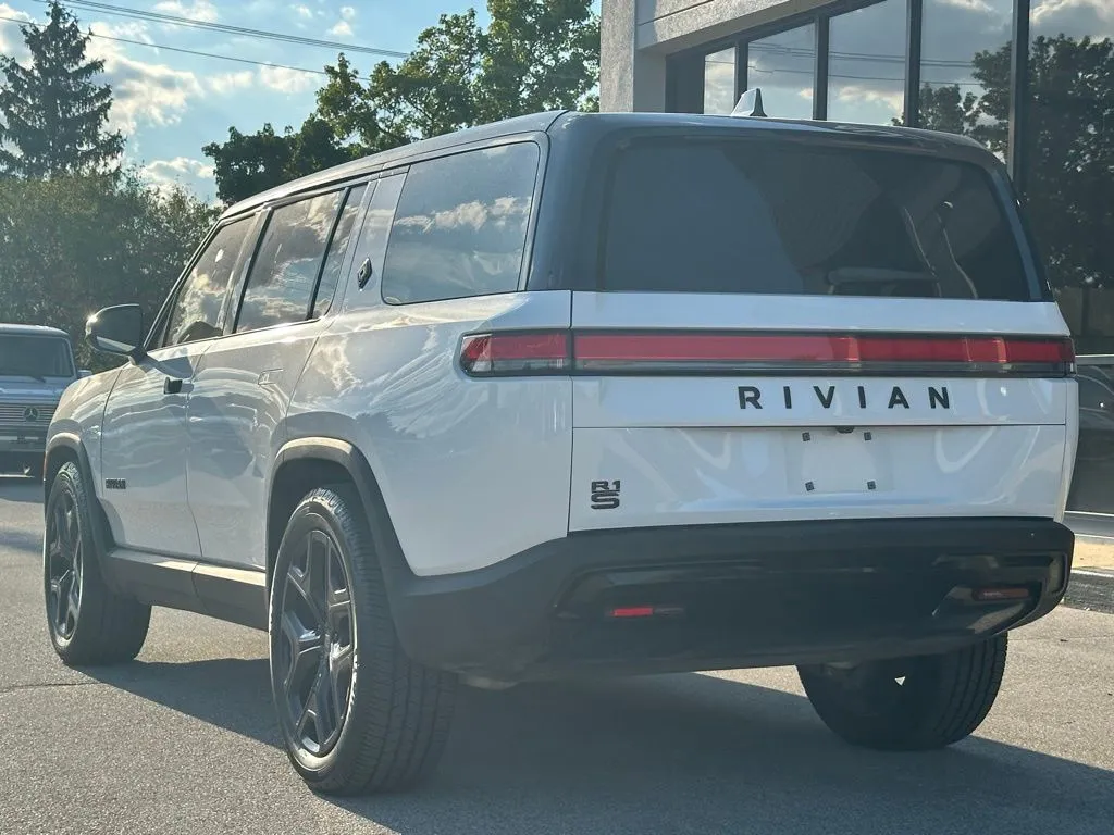 2022 Rivian R1S Adventure photo 2