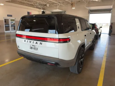 More photos of 2022 Rivian R1S Adventure at AutoGiant USA Fishers, IN