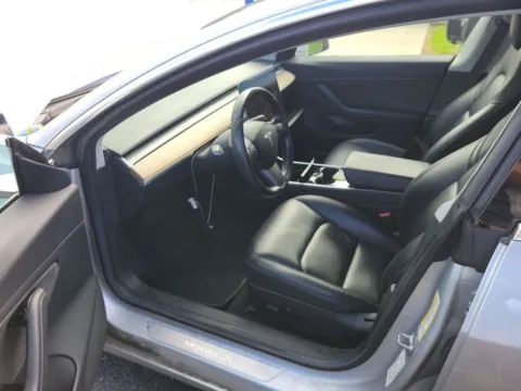 More photos of 2018 Tesla Model 3 Long Range at AutoGiant USA Fishers, IN