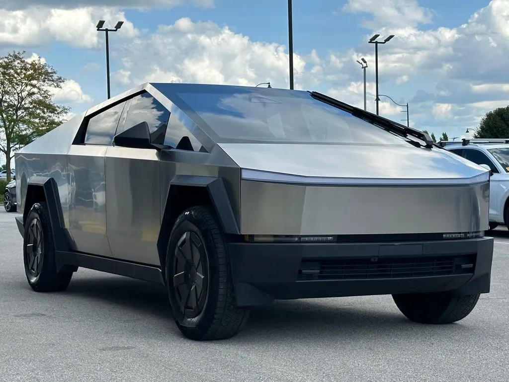 2024 Tesla Cybertruck photo 2