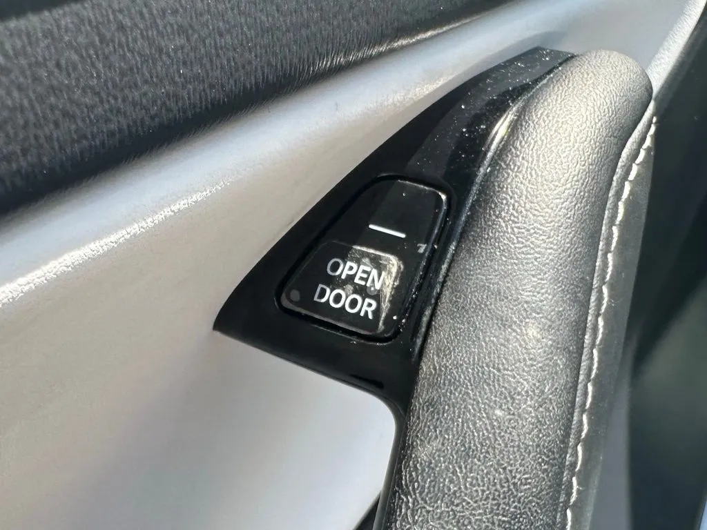 2020 Tesla Model 3 Standard Range Plus photo 6
