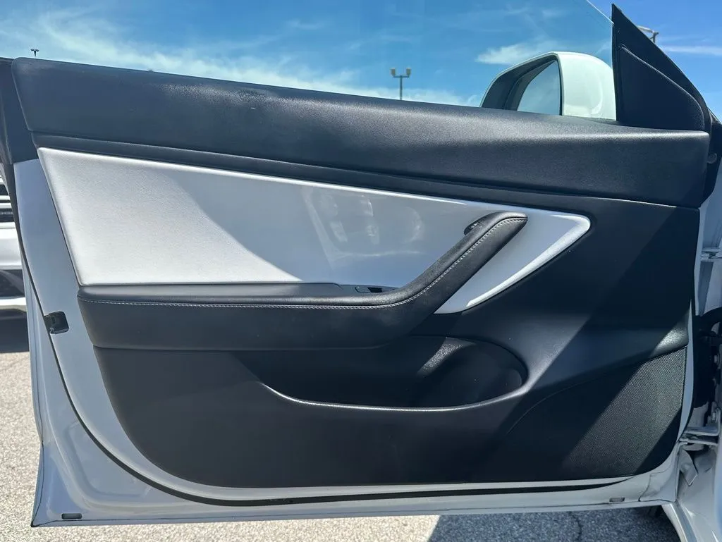 2020 Tesla Model 3 Standard Range Plus photo 24