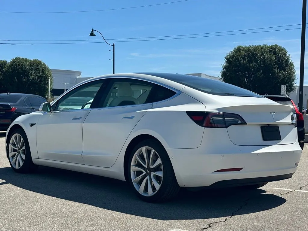 2020 Tesla Model 3 Standard Range Plus photo 3