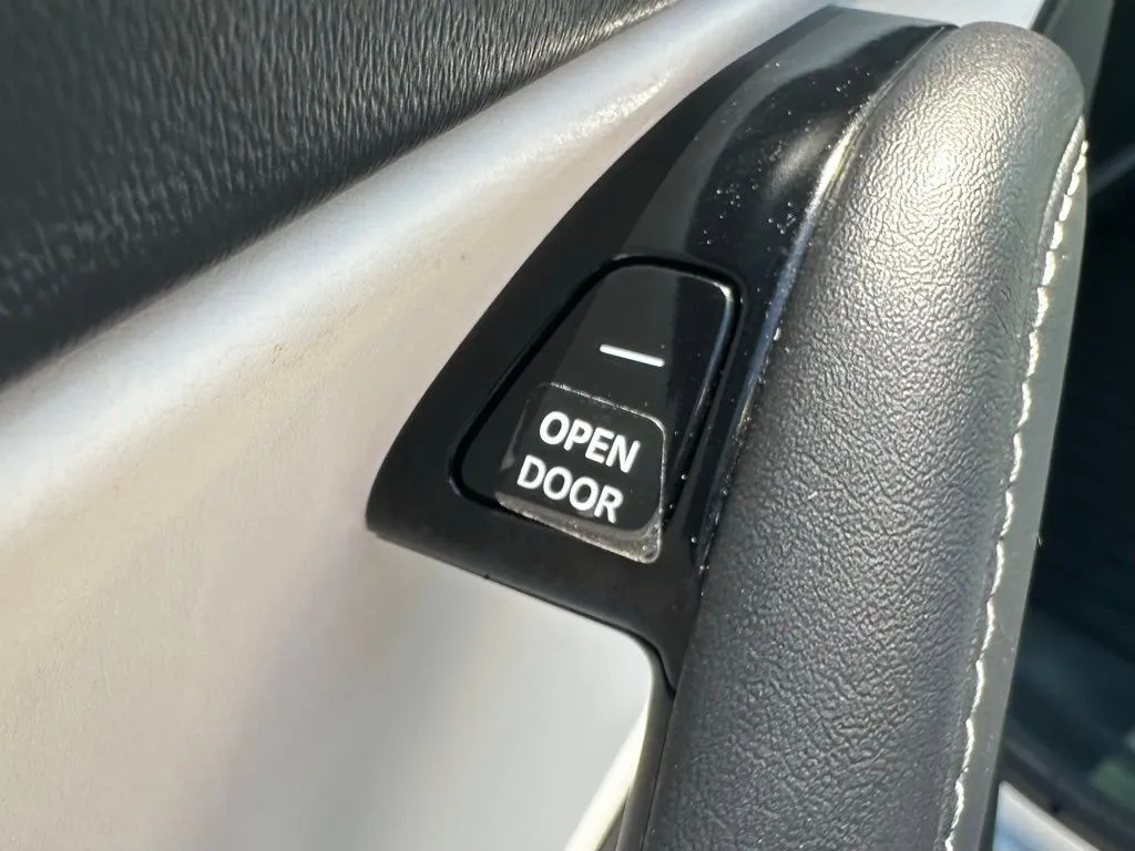 2020 Tesla Model 3 Standard Range Plus photo 26