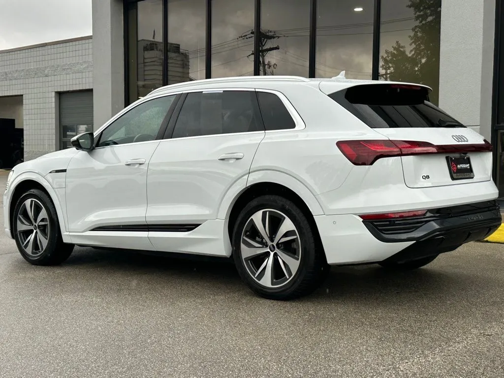 2024 Audi Q8 E-tron Premium Plus photo 3