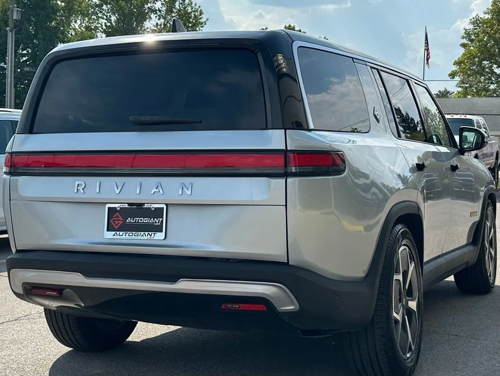 2023 Rivian R1S Adventure photo 2