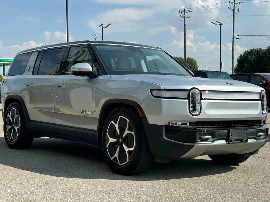 2023 Rivian R1S Adventure photo 3