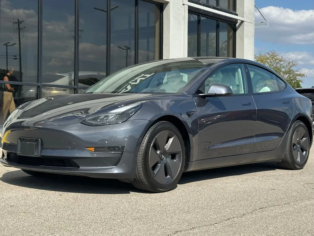 2023 Tesla Model 3 photo 3