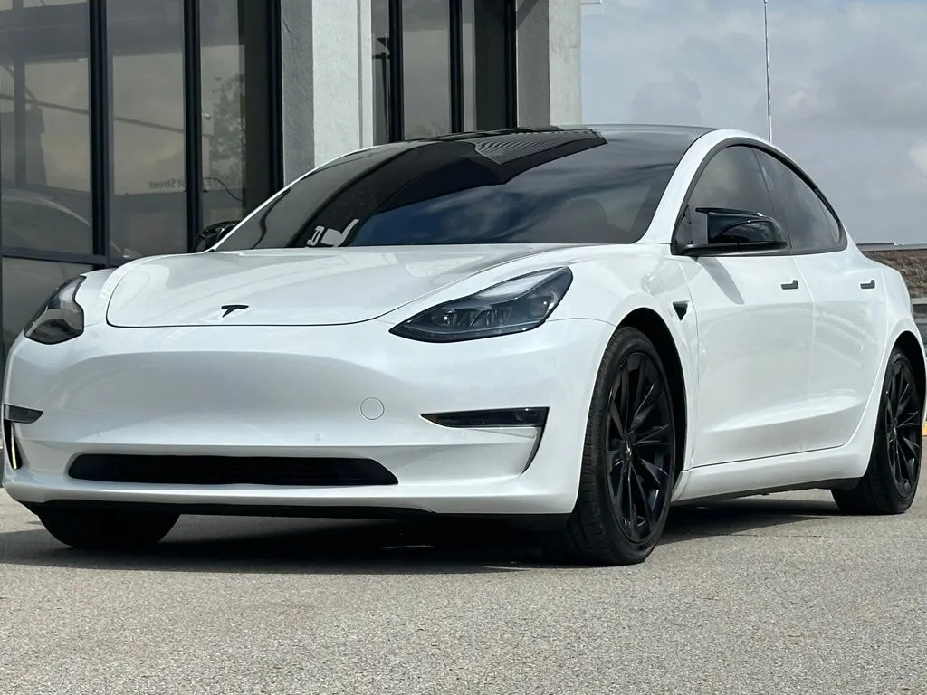 2021 Tesla Model 3 Standard Range Plus photo 2