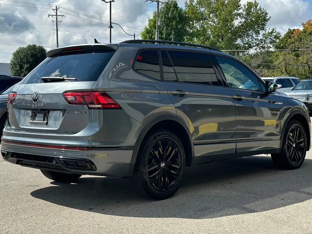 2022 Volkswagen Tiguan SE R-Line Black photo 2