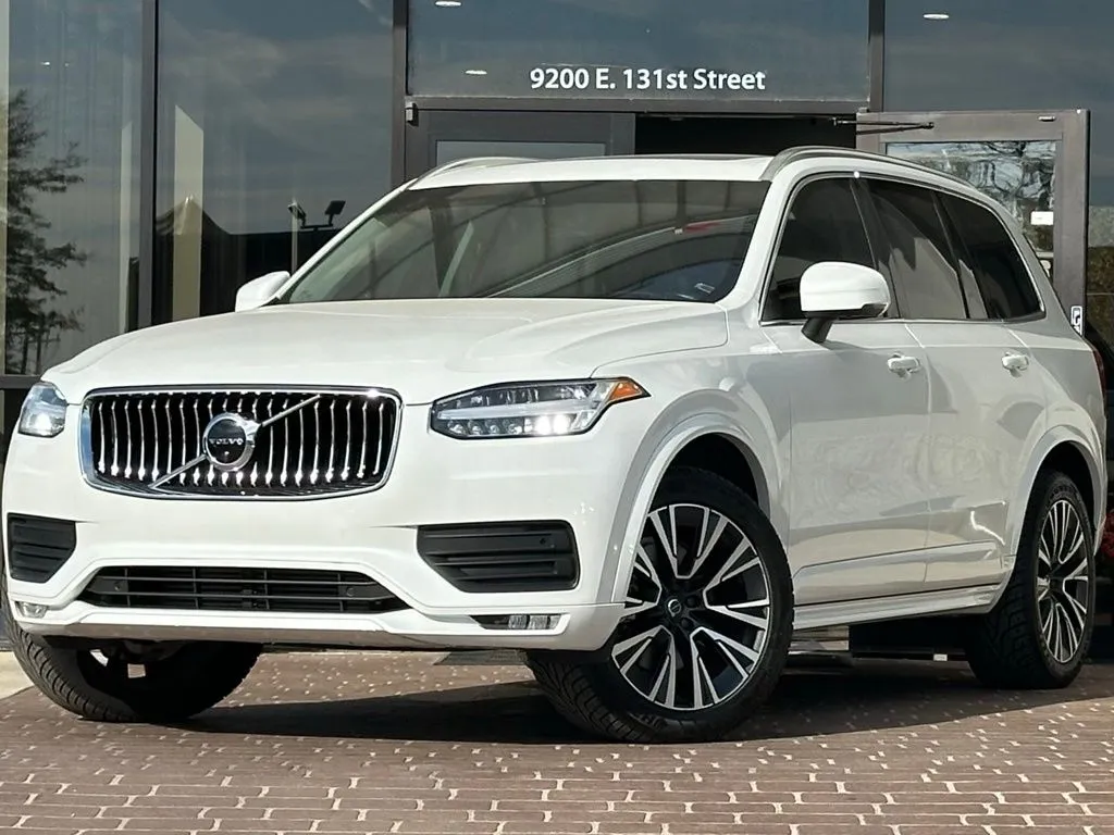 White 2022 Volvo XC90 T6 Momentum for sale in Fishers, IN