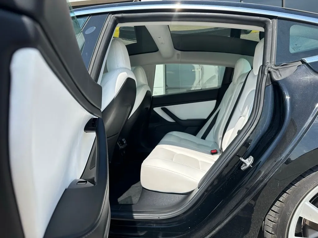 2019 Tesla Model 3 Performance photo 9