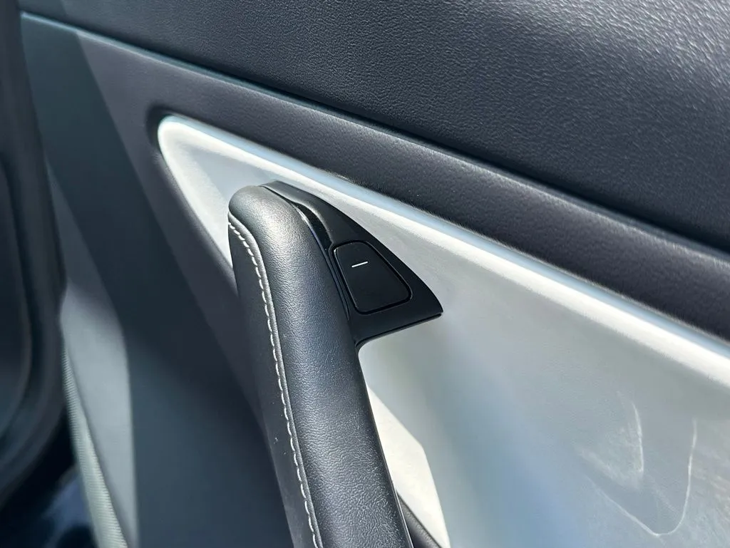 2019 Tesla Model 3 Performance photo 33