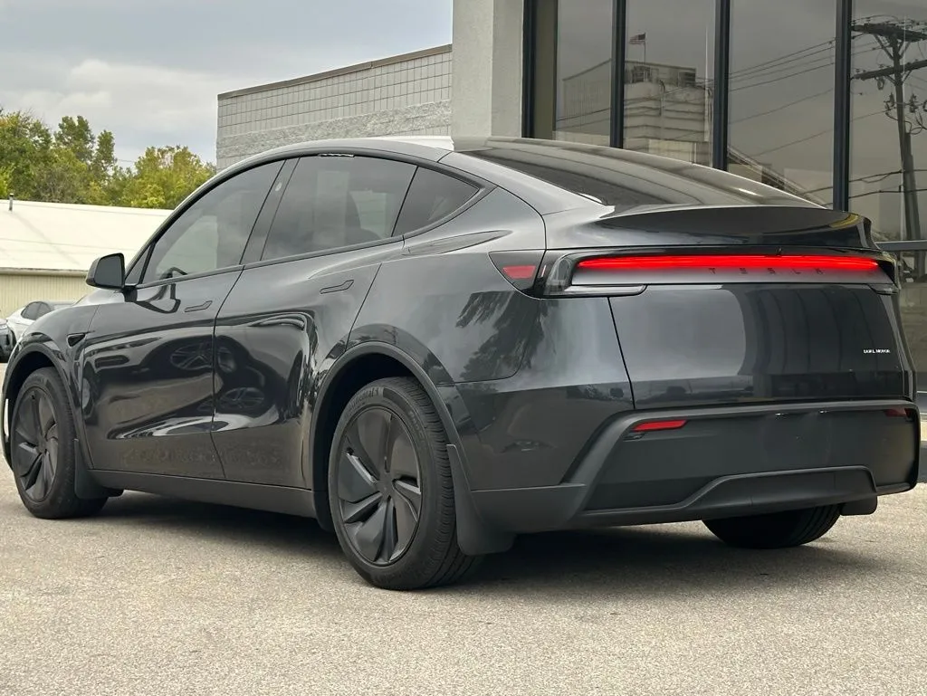 2026 Tesla Model Y Long Range photo 4