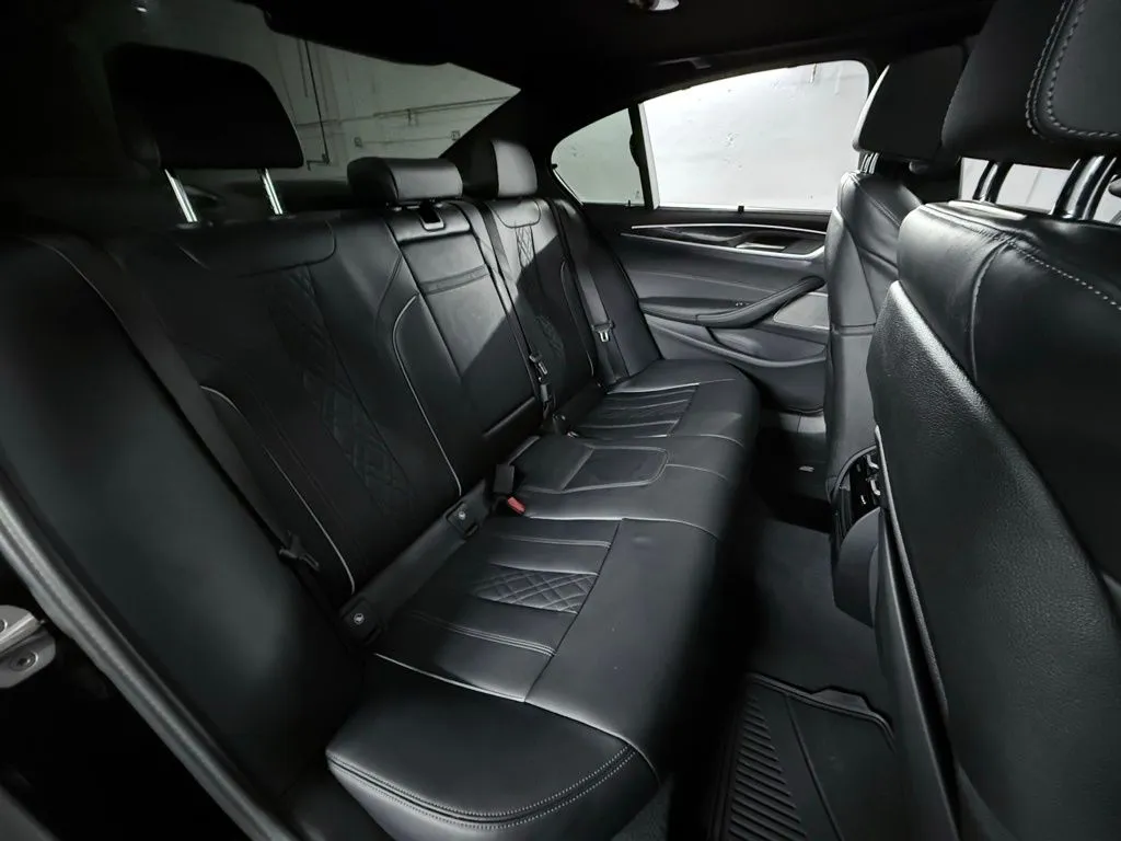 2023 BMW 5 Series M550i - Photo 25